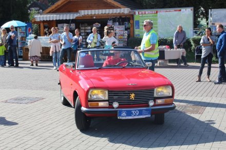 Jeden z zabytkowych pojazdów wjeżdża na płytę placu Hoffa