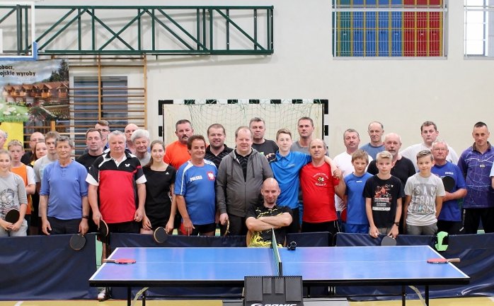 Uczestnicy turnieju na zdjęciu grupowym