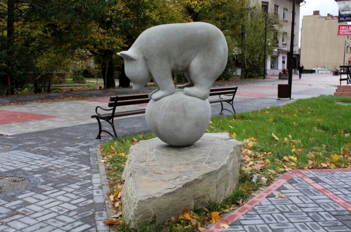 Rzeźba misia na deptaku w Wiśle