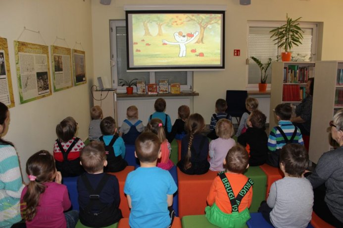 Dzieci oglądają film z Reksiem