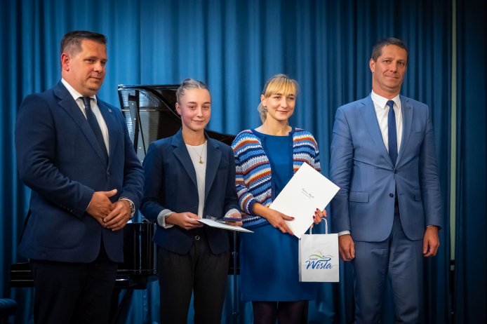 Nagrodzona wraz z mamą, burmistrzem i przewodniczącym rady miasta