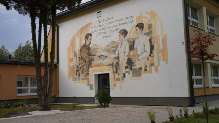 Nowy mural w Wiśle. Władysław Reymont w towarzystwie młodego pokolenia