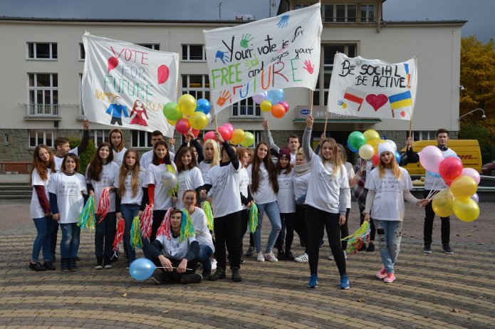 Młodzież podczas happeningu na placu Hoffa