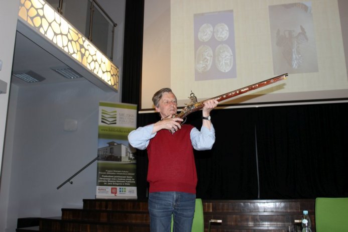 Jerzy Wałga prezentuje jedną ze swoich strzelb