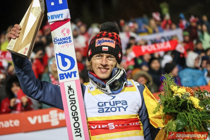 Dawid Kubacki z trofeum