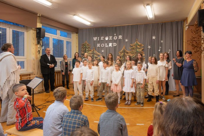 Kolędowanie w Szkole Podstawowej nr 2 w Wiśle Czarnem