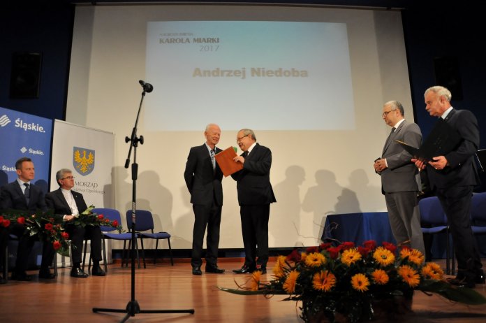 Moment wręczenia nagrody Panu Andrzejowi Niedobie