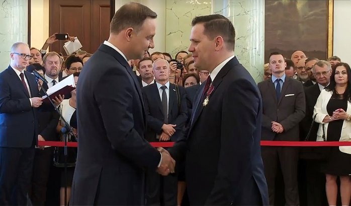 Prezydent Andrzej Duda odznacza burmistrza Wisły Tomasza Bujoka