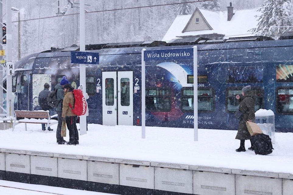 Pociąg "Niebo nad Beskidami" na stacji w Wiśle