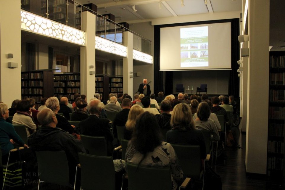 Zdjęcie z projekcji filmowej w bibliotece