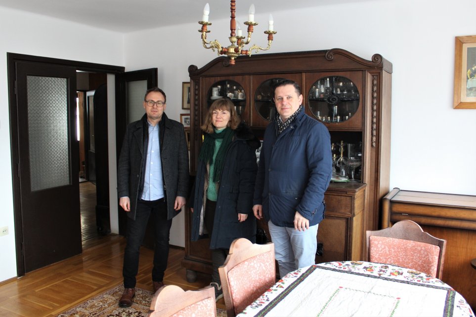 Burmistrz Tomasz Bujok wraz z Magdaleną i Piotrem Bielskimi
