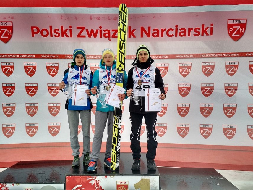 Tomasz Pilch stoi na najwyższym stopniu podium w kategorii Junior C