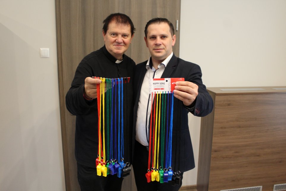 Burmistrz Tomasz Bujok i ks. Jan Byrt prezentują gwizdki