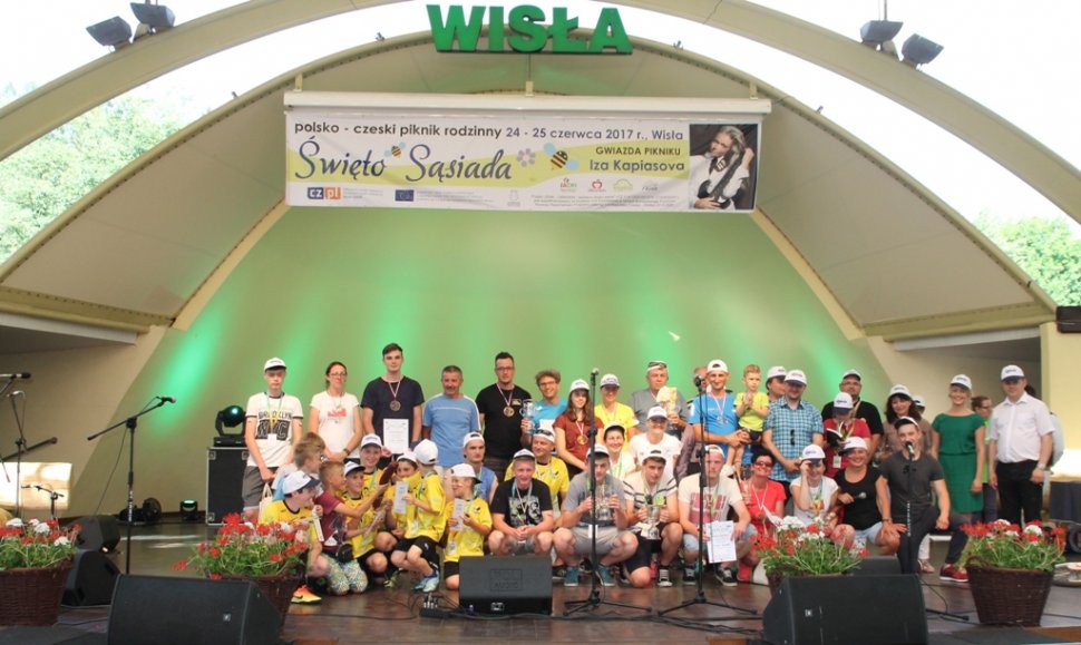 Pamiątkowe zdjęcie uczestników Turnieju gier i zabaw