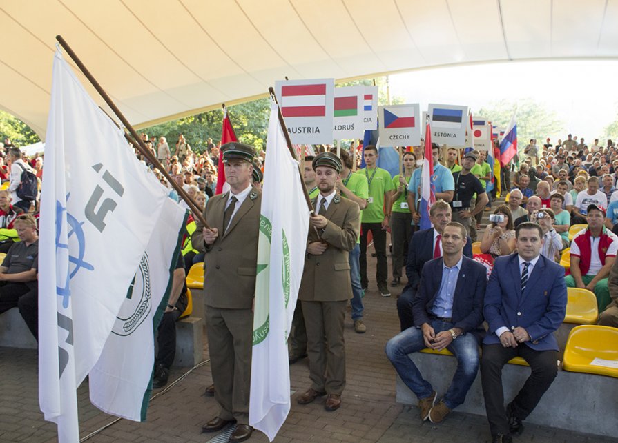 Wejscie flag i tabliczek reprezentacji na amfiteatr