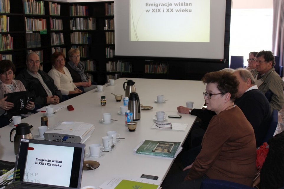 Członkowie grupy dyskusyjnej podczas spotkania w bibliotece