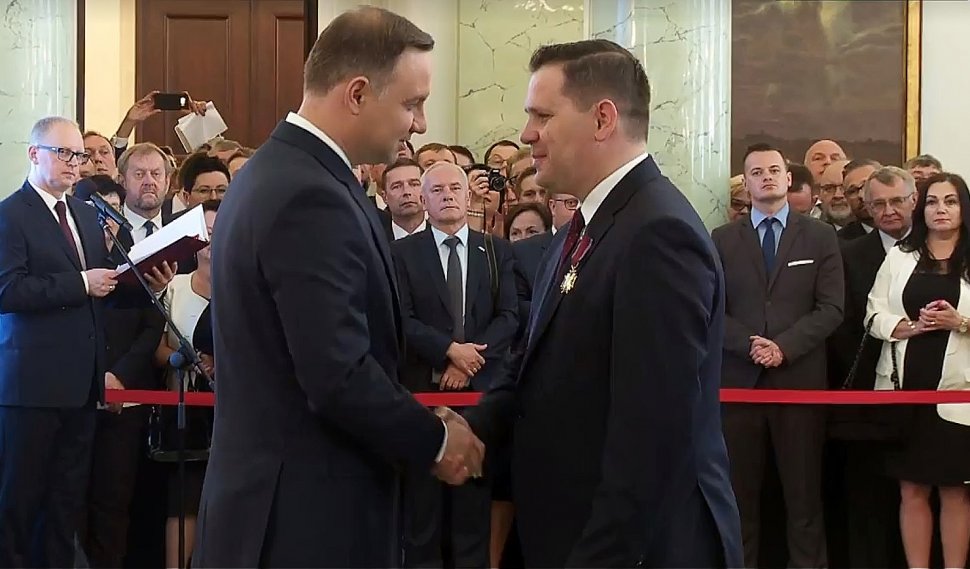 Prezydent Andrzej Duda odznacza burmistrza Wisły Tomasza Bujoka